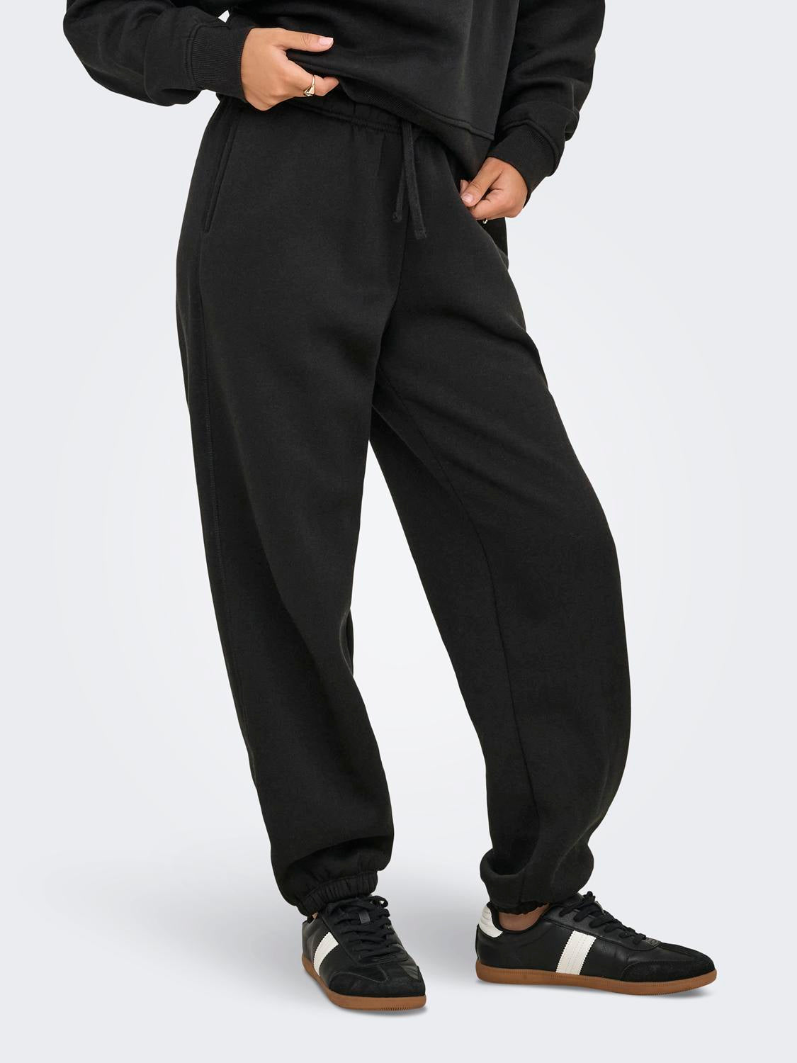 15357504BLACK_2_P