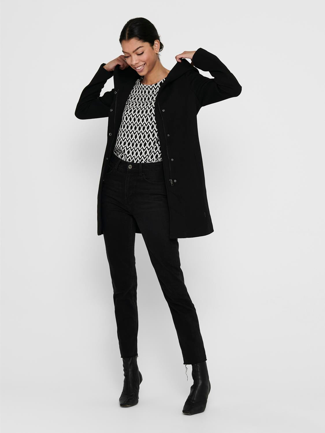 15142911BLACK_3_P