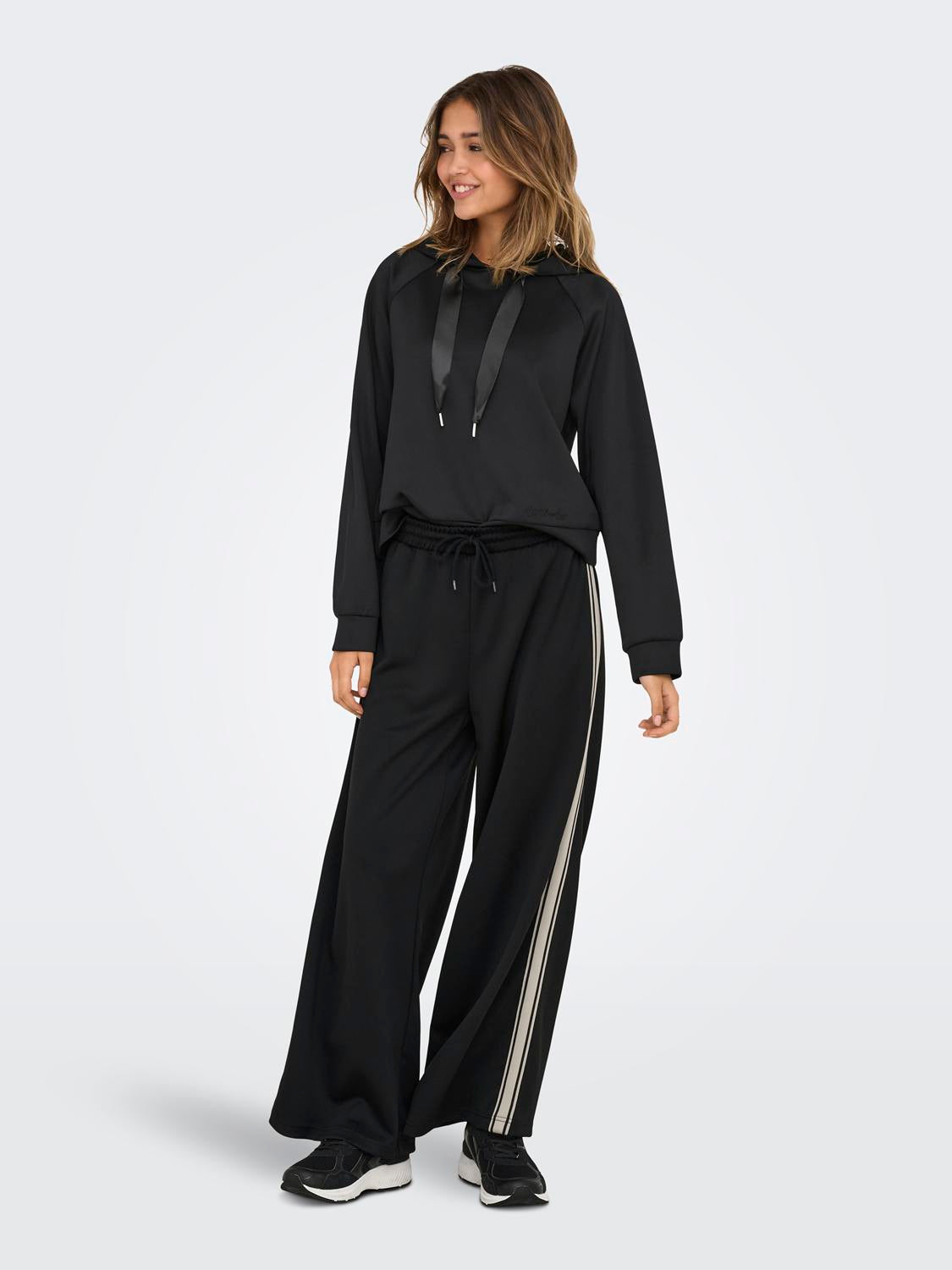 15356171BLACK_4_P