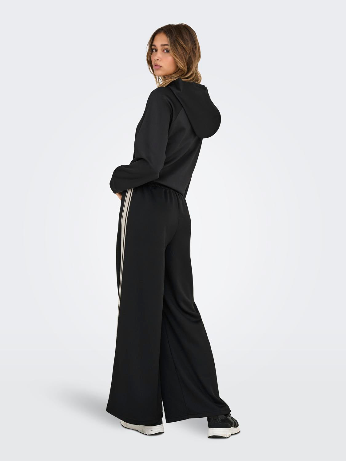 15356171BLACK_5_P